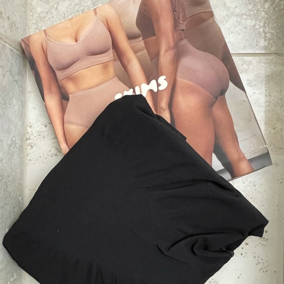 New Skims Seamless Sculpting High Waisted Brief - Picture 2 of 4